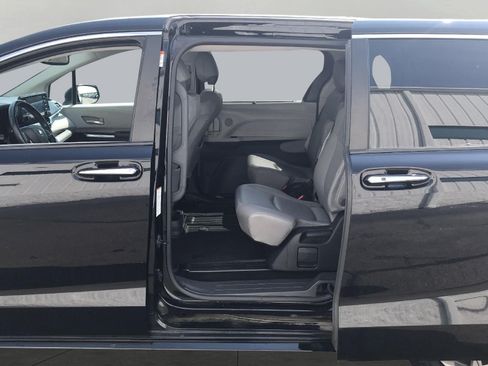 Used 2022 Toyota Sienna XLE FWD image 24