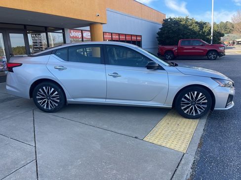 Used 2024 Nissan Altima 2.5 SV image 3
