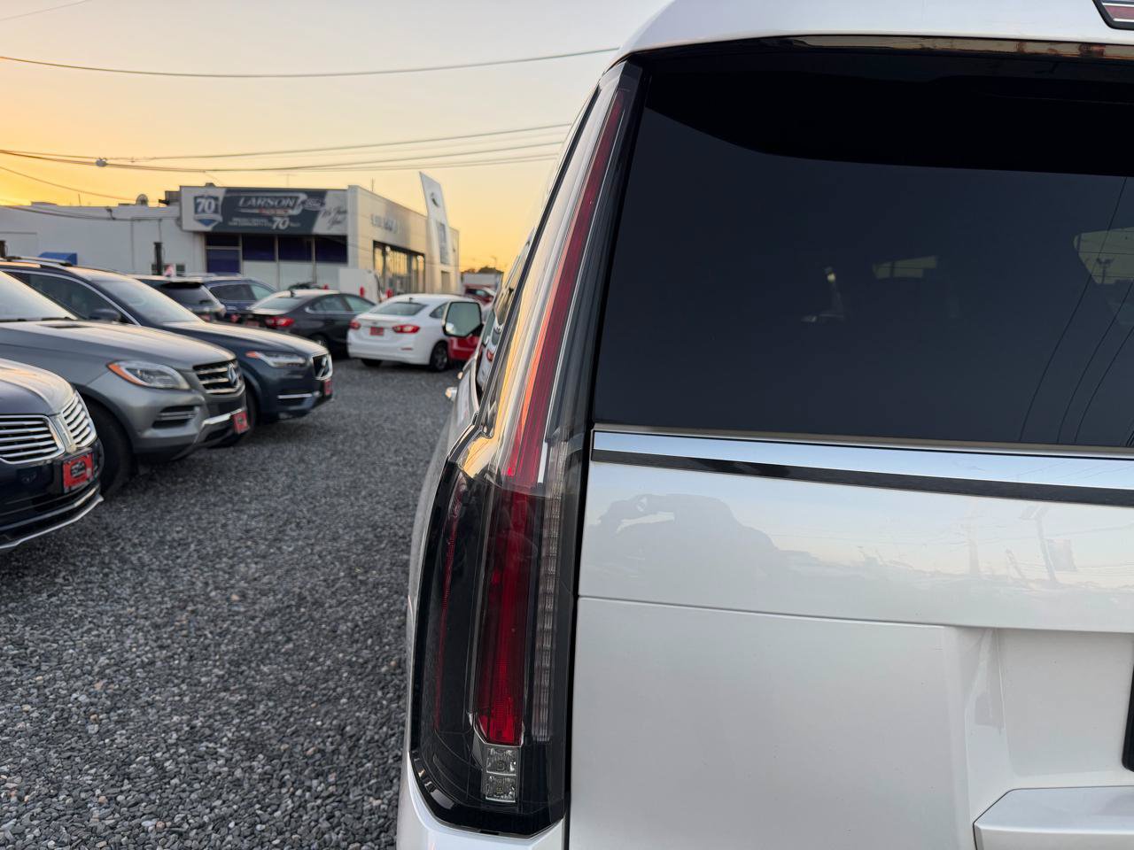 Used 2016 Cadillac Escalade ESV Luxury AWD/4WD image 9