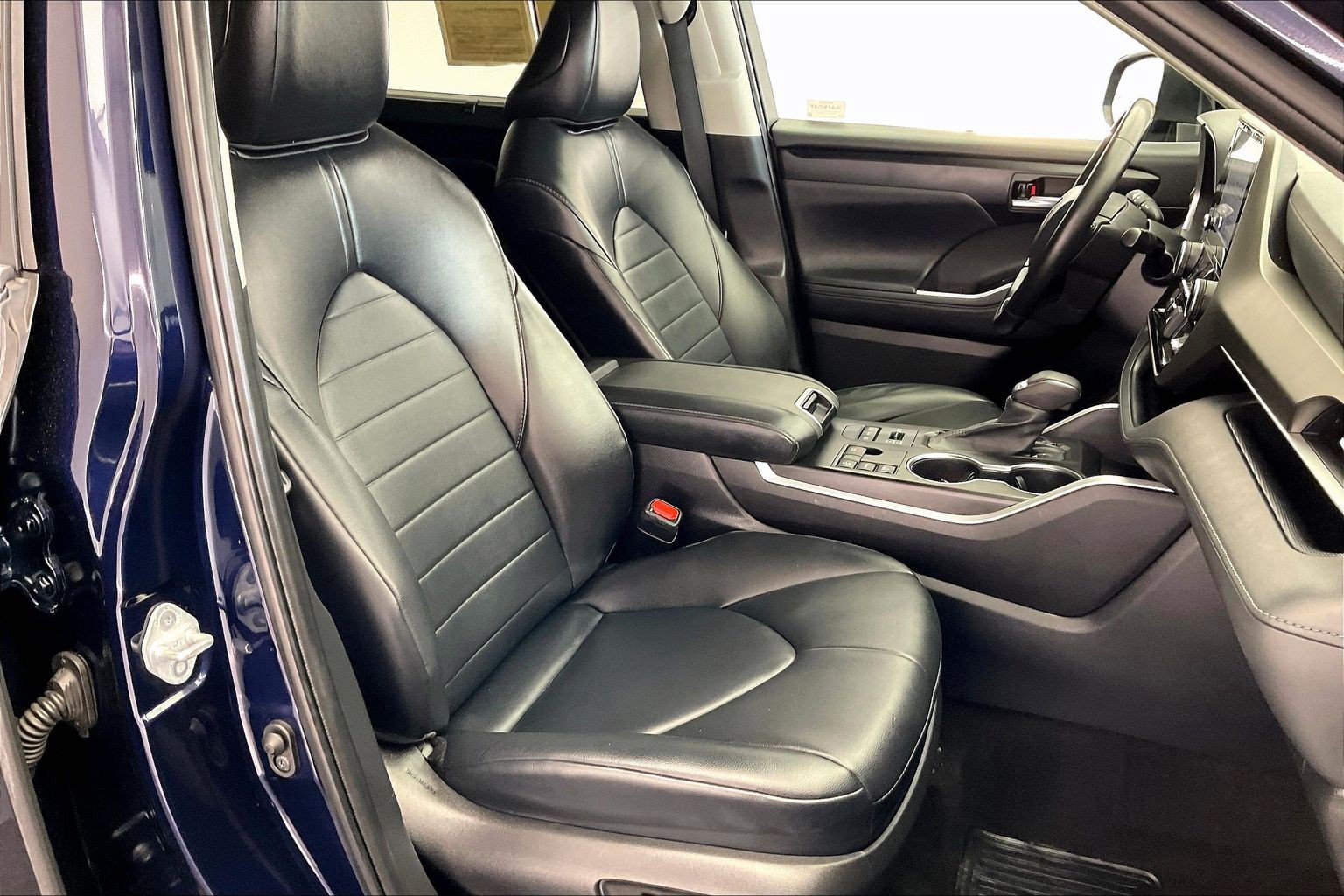 Used 2023 Toyota Highlander XLE AWD/4WD image 6