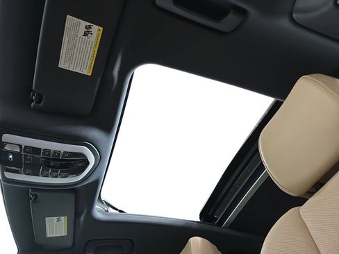 Certified 2025 Porsche Macan image 28