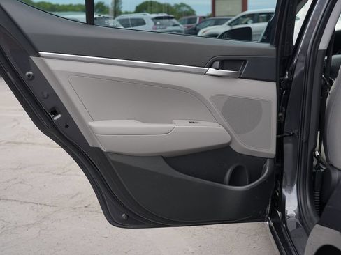 Used 2020 Hyundai Elantra SE FWD image 19