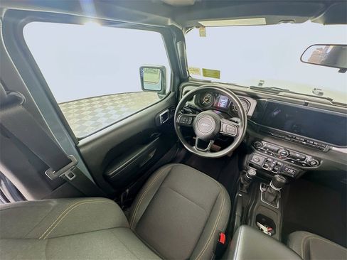 Used 2025 Jeep Gladiator Sport image 9
