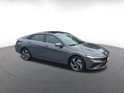 Used 2025 Hyundai Elantra SEL FWD image 2