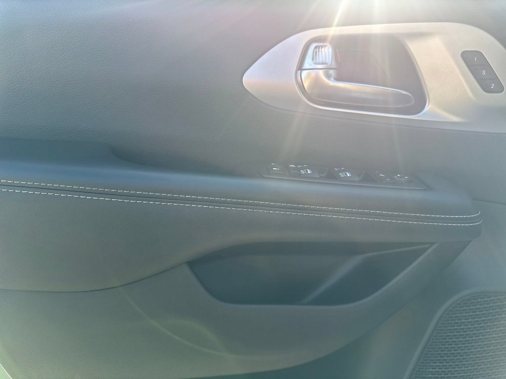 Used 2025 Chrysler Pacifica Limited FWD image 17
