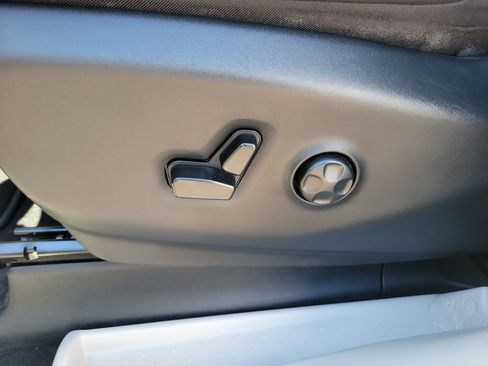 Used 2024 Chrysler Pacifica Touring-L FWD image 19