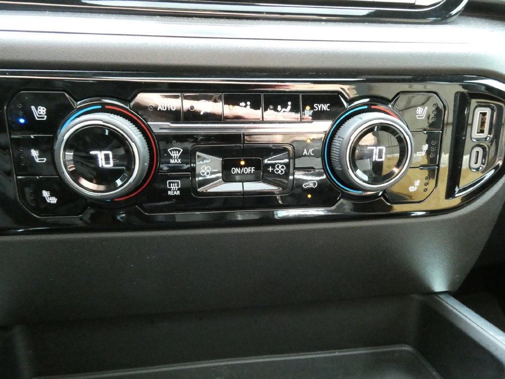 Certified 2025 Chevrolet Silverado 1500 High Country w/ Technology Package AWD/4WD image 31