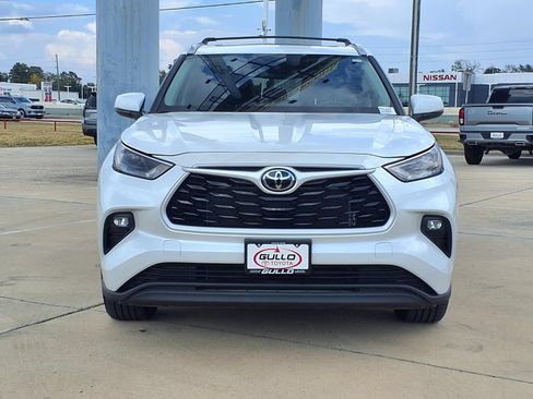 Certified 2025 Toyota Highlander XLE FWD image 3