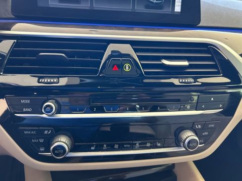 Used 2018 BMW 530e xDrive image 46