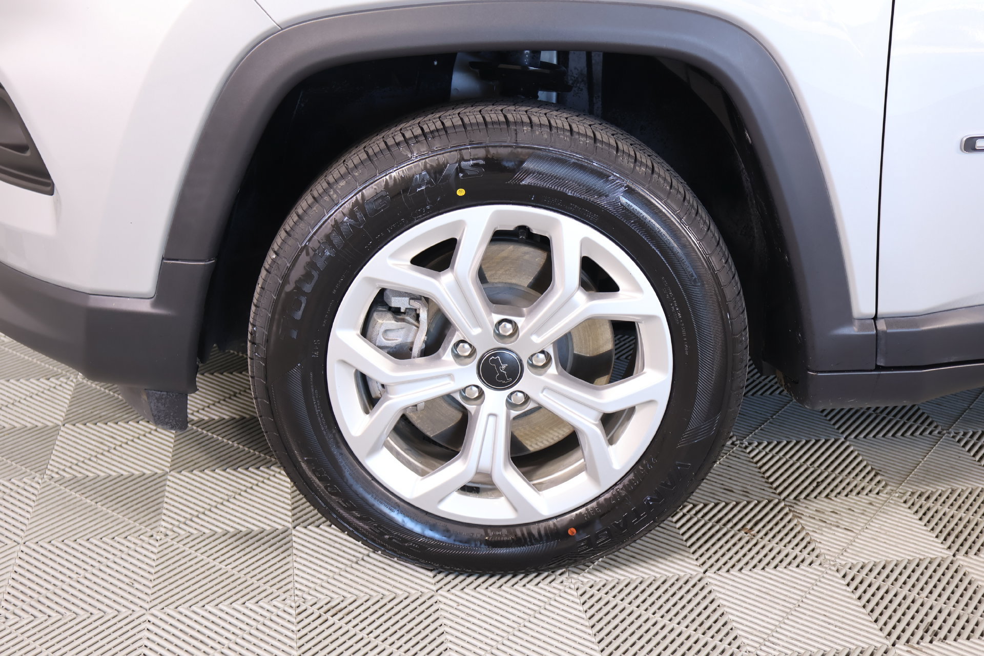 Used 2025 Jeep Compass Latitude AWD/4WD image 16