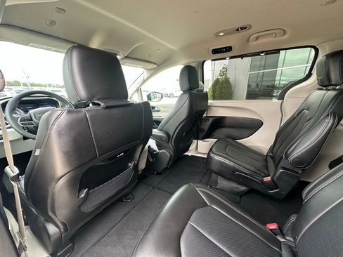 Used 2024 Chrysler Pacifica Touring-L image 24