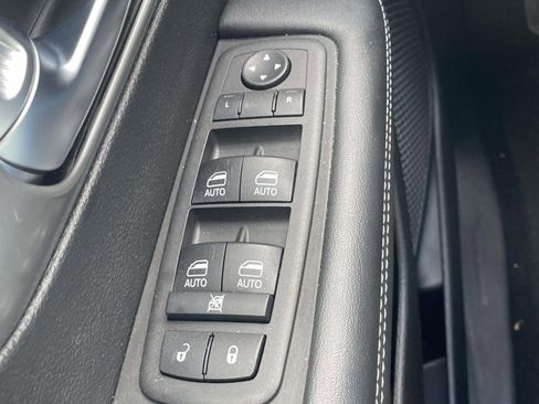 Used 2025 Chrysler Pacifica Select image 23