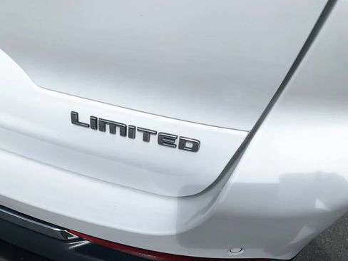 Used 2022 Jeep Grand Cherokee L Limited RWD image 11