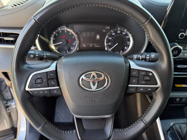 Used 2024 Toyota Highlander XLE AWD/4WD image 15