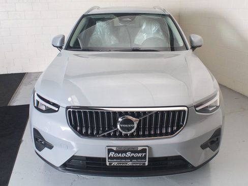 Used 2025 Volvo XC40 B5 Plus AWD/4WD image 3