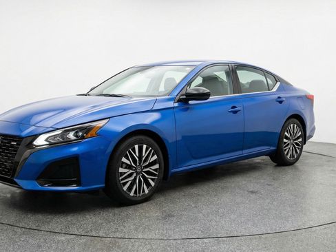 Used 2025 Nissan Altima 2.5 SV FWD image 3