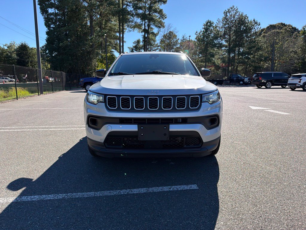 Used 2024 Jeep Compass Latitude AWD/4WD image 3