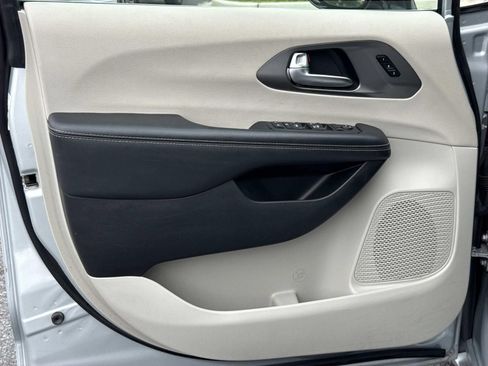 Used 2024 Chrysler Pacifica Touring-L FWD image 23