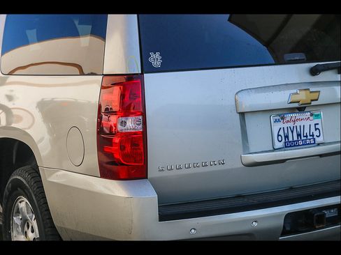 Used 2013 Chevrolet Suburban LT RWD image 11