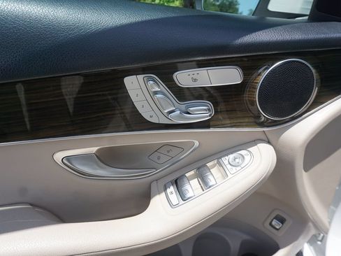 Used 2020 Mercedes-Benz GLC 300 image 2