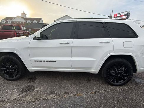 Used 2020 Jeep Grand Cherokee Altitude RWD image 11