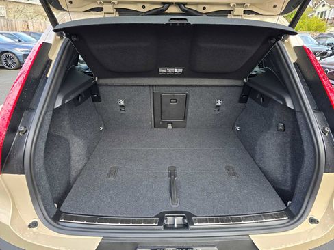 Used 2025 Volvo XC40 B5 Plus w/ Climate Package image 16