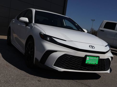 Used 2025 Toyota Camry SE image 6