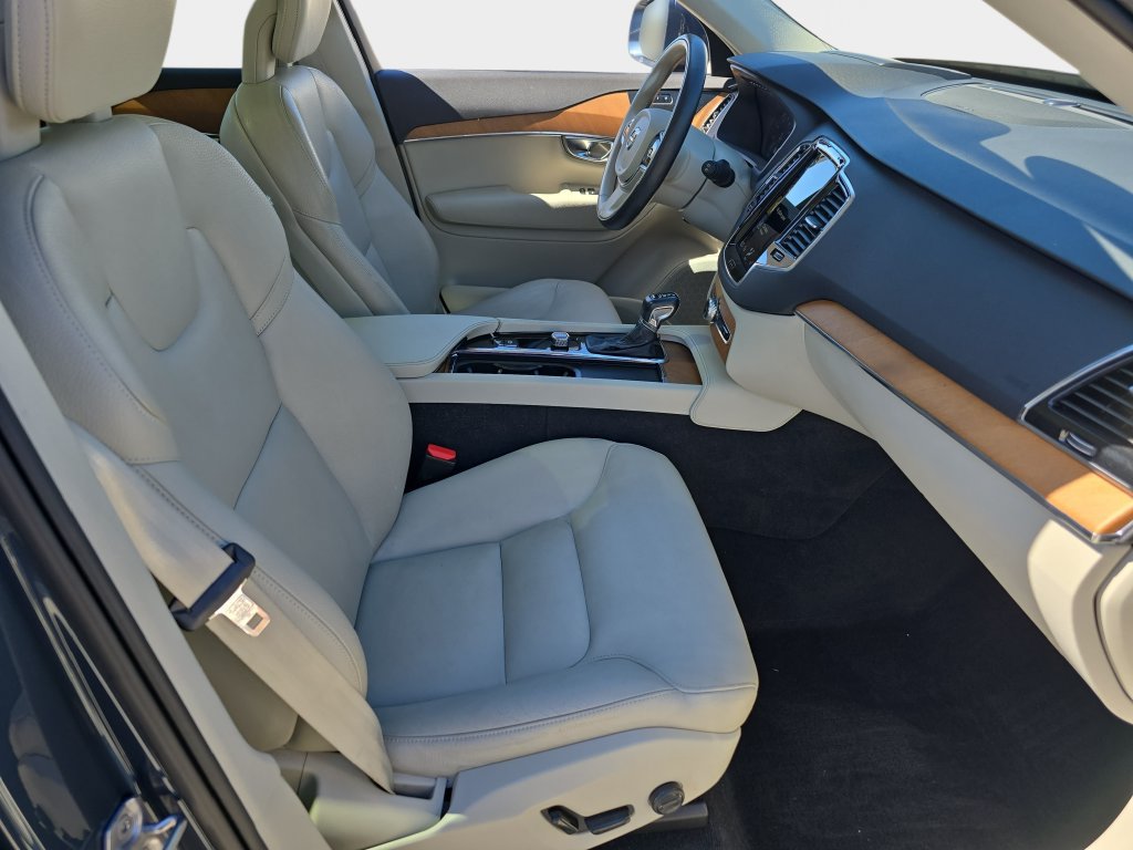 Used 2022 Volvo XC90 T6 Momentum AWD/4WD image 12