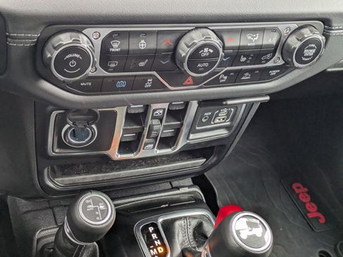 Used 2024 Jeep Wrangler Unlimited Sahara w/ Technology Group image 21