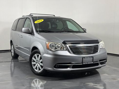 Used 2014 Chrysler Town & Country Touring FWD image 2