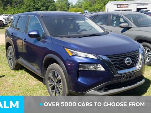 Used 2023 Nissan Rogue SV image 3