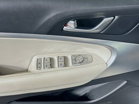 Used 2024 Genesis G70 2.5T image 15