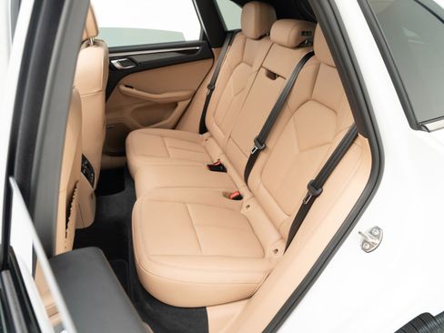 Certified 2025 Porsche Macan image 28