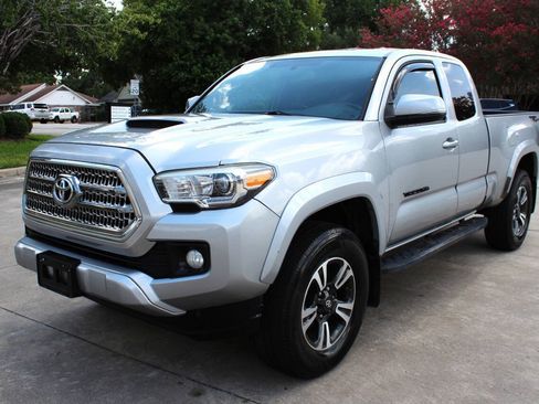 Used 2016 Toyota Tacoma TRD Sport w/ Towing Package RWD image 4
