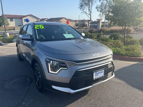 Used 2025 Kia Niro LX FWD image 2
