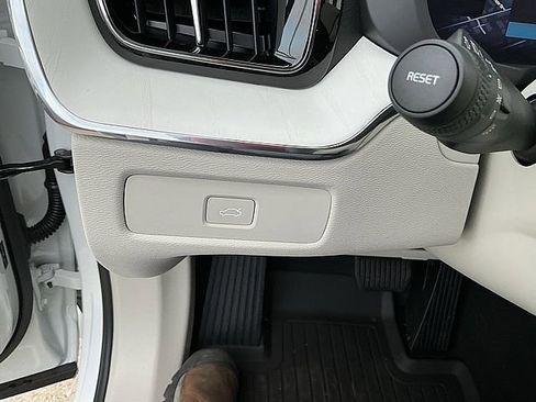 New 2026 Volvo XC60 B5 Ultra w/ Climate Package image 11