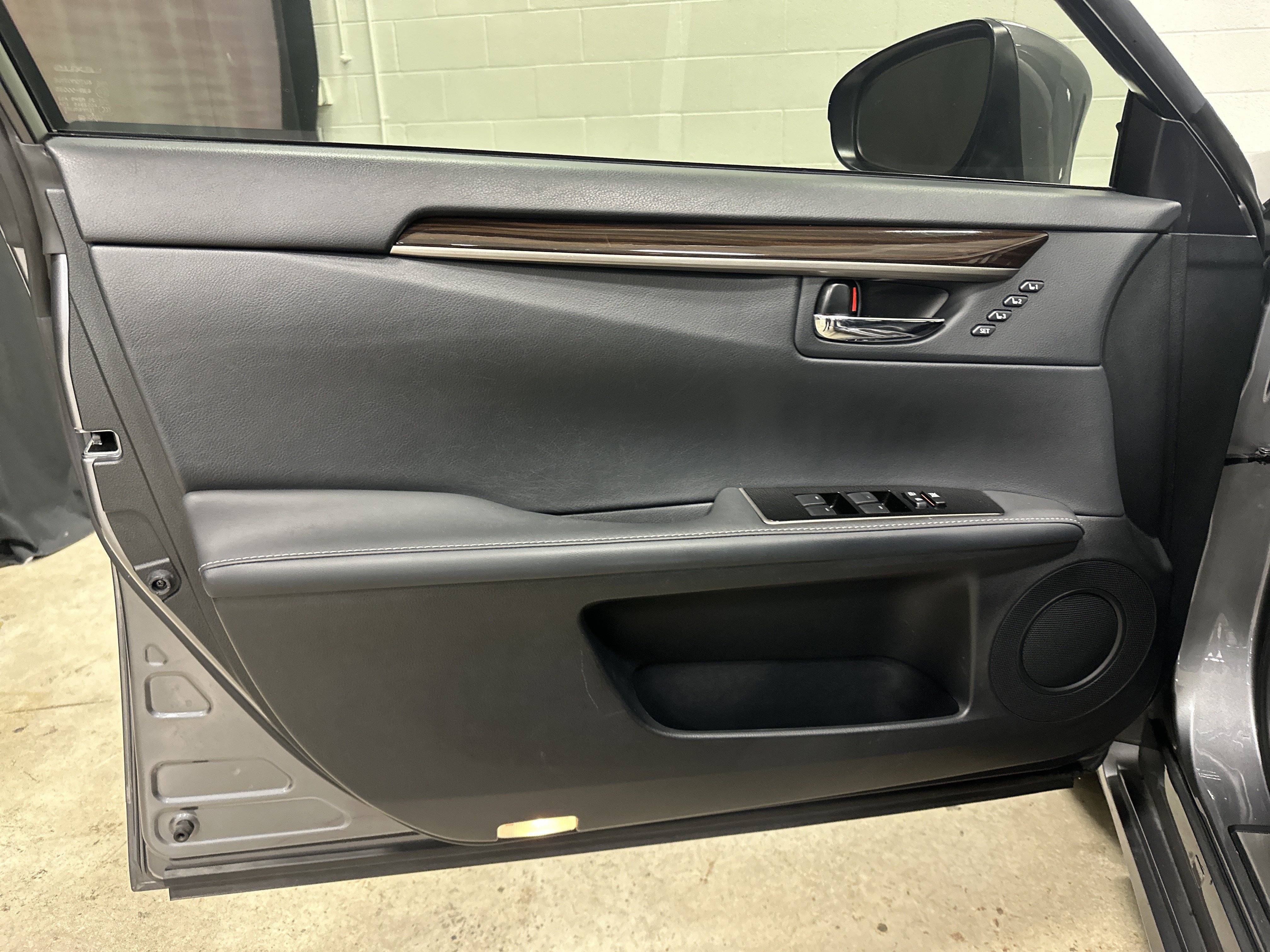 Used 2017 Lexus ES 350 w/ Luxury Package FWD image 14