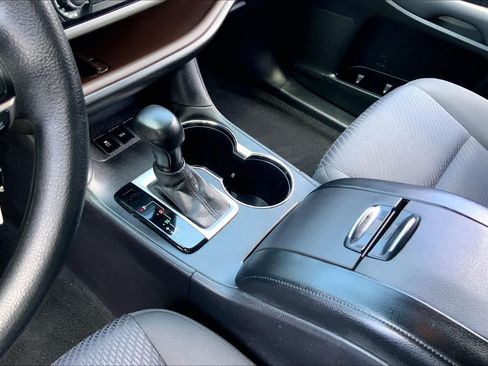 Used 2017 Toyota Highlander LE FWD image 15