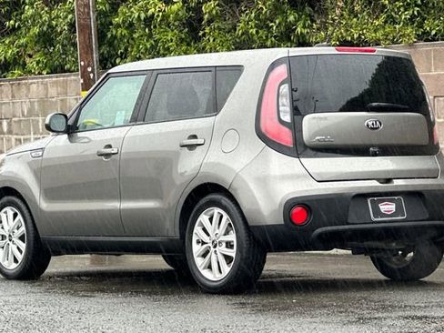 Used 2018 Kia Soul + image 9