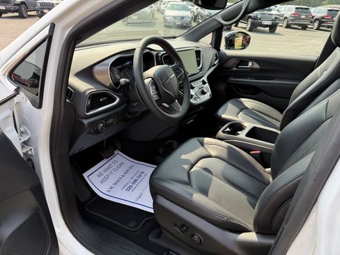Used 2026 Chrysler Pacifica Select FWD image 10