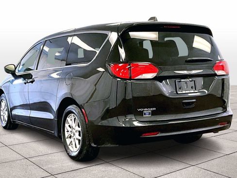 Used 2022 Chrysler Voyager LX image 10