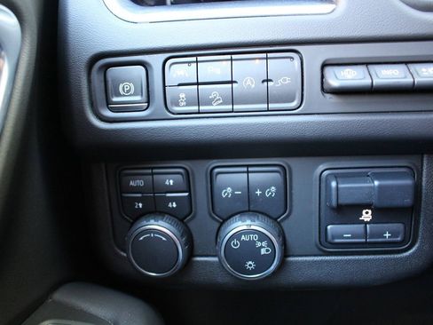 Used 2021 Chevrolet Tahoe Premier w/ Premium Package image 39