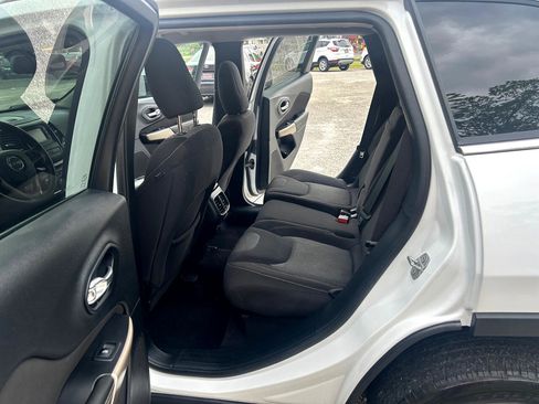 Used 2018 Jeep Cherokee Latitude w/ Mobile Office Group image 10