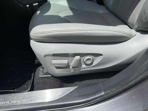Used 2021 Toyota Highlander Limited FWD image 12