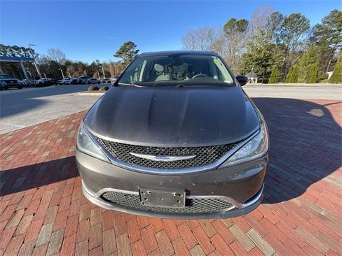 Used 2018 Chrysler Pacifica Touring Plus image 3