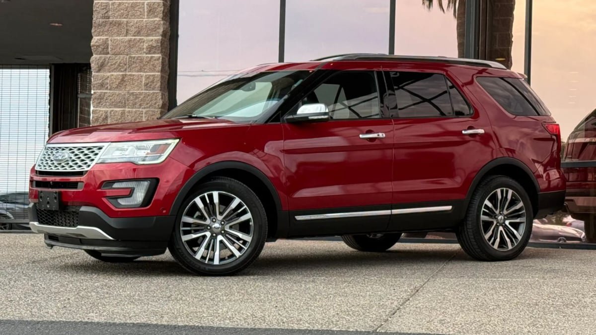 Used 2017 Ford Explorer Platinum AWD/4WD image 3