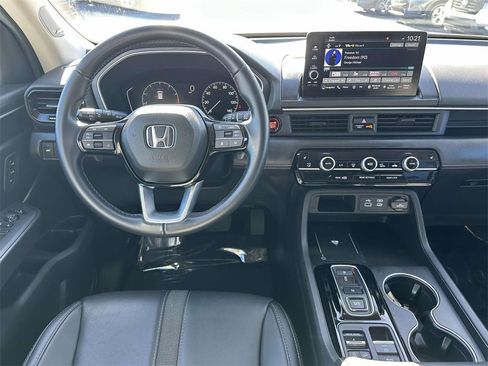 Certified 2025 Honda Pilot Touring image 11