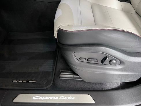 Certified 2025 Porsche Cayenne Turbo AWD/4WD image 32