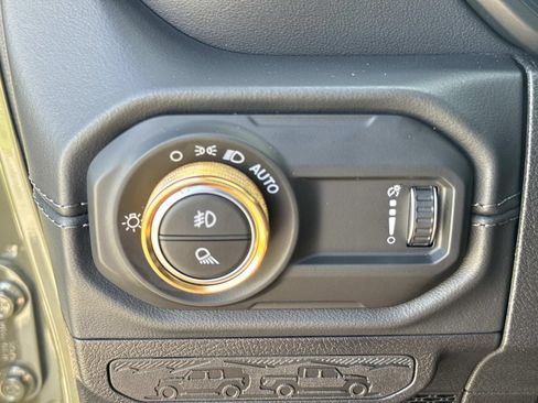 Used 2025 Jeep Gladiator Sport AWD/4WD image 22