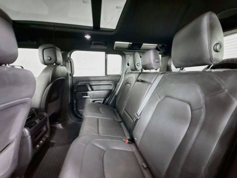Used 2025 Land Rover Defender 110 X-Dynamic SE AWD/4WD image 32